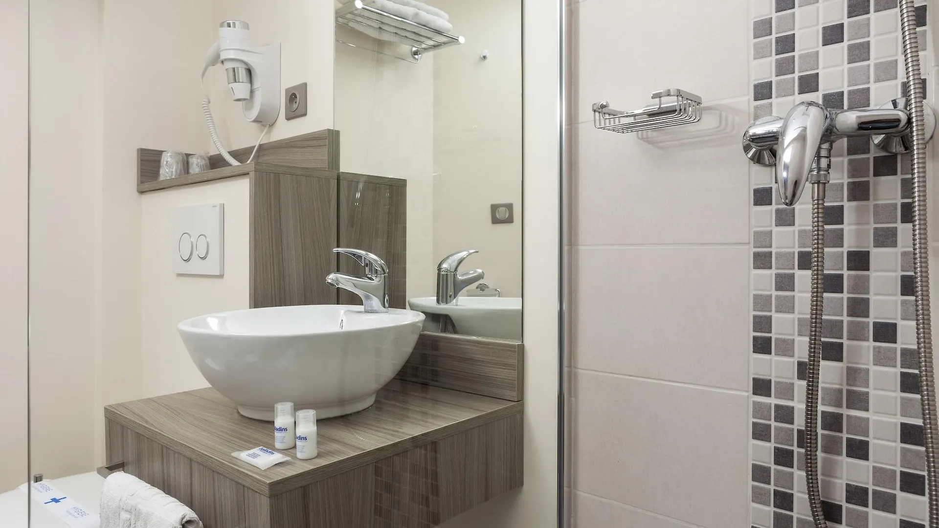 Brit Hotel Confort Foix 2*,